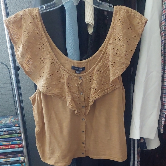 American Eagle Crochet Flutter Sleevless Tank Top Blouse Tan L Button Front - Picture 1 of 5
